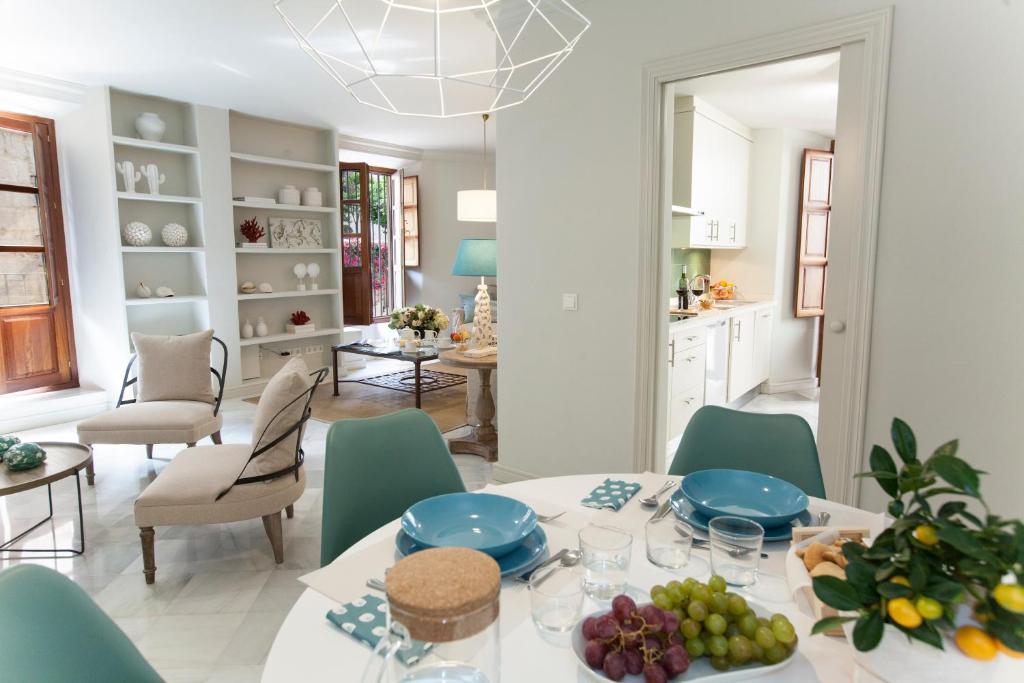 a kitchen and dining room with a table and chairs at GR Suites Boutique Picasso in Málaga