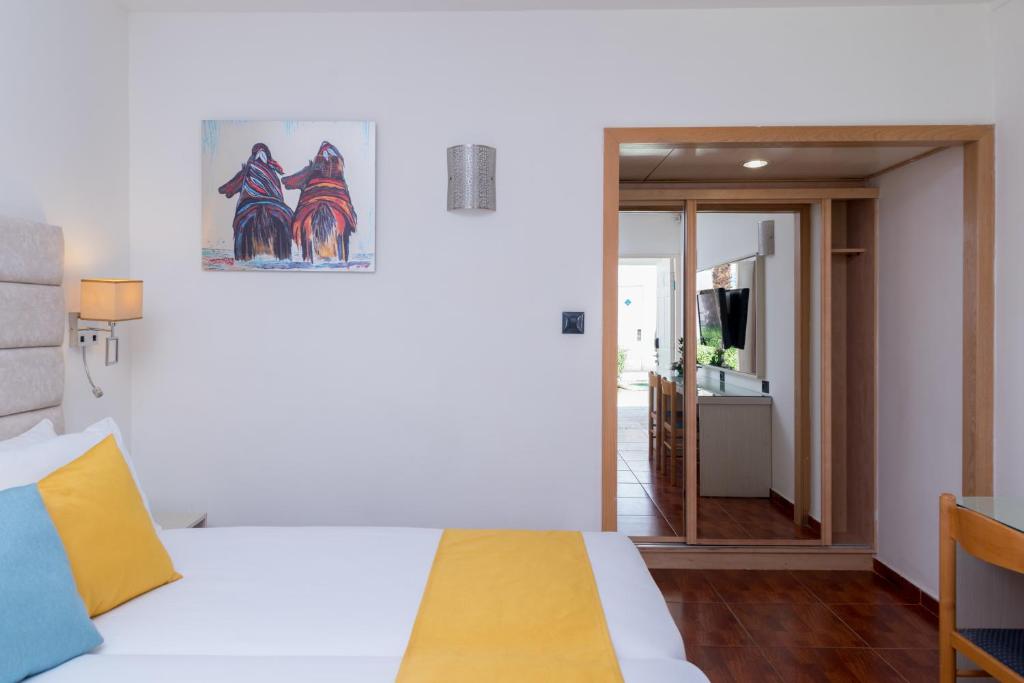 Postel nebo postele na pokoji v ubytování Americana Eilat Hotel