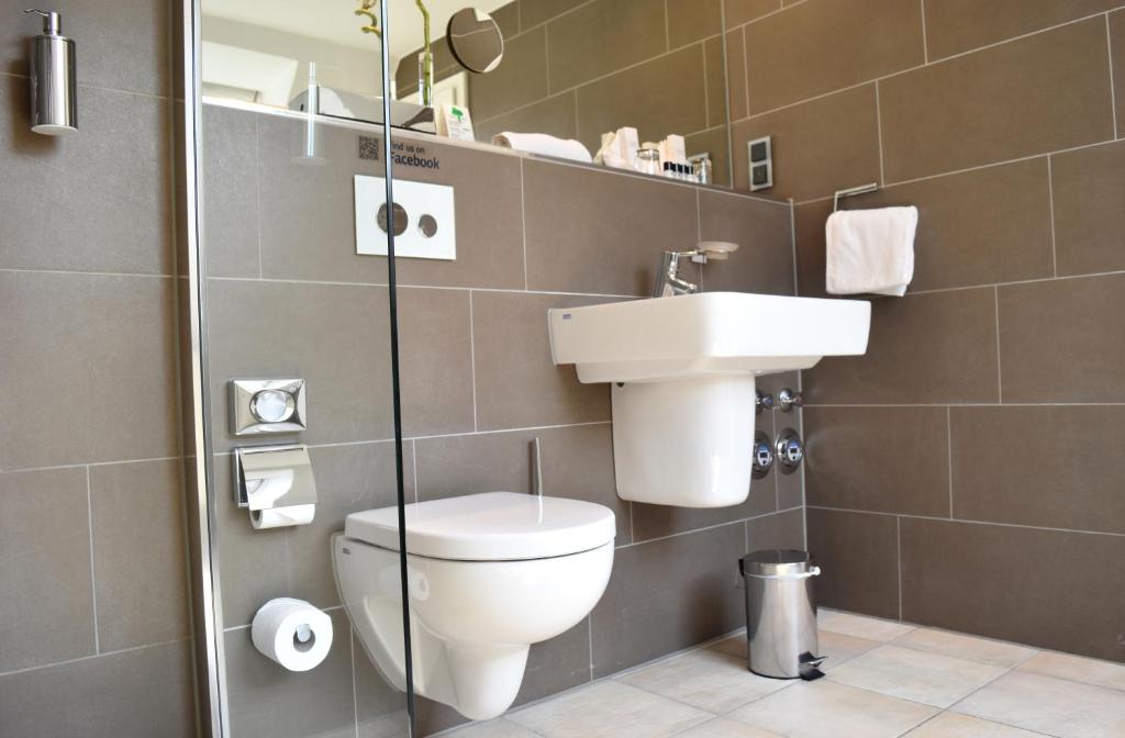 a bathroom with a toilet and a sink at XII Apostel Albergo in Cologne