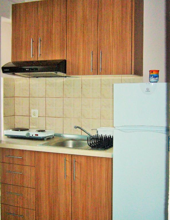 A kitchen or kitchenette at Vordos Rooms