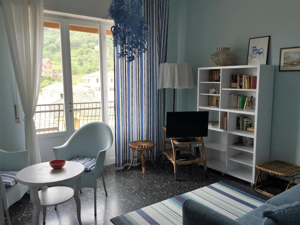 ein Wohnzimmer mit Sofa und Bücherregal in der Unterkunft Casa Mon Amour by Holiday World in Moneglia