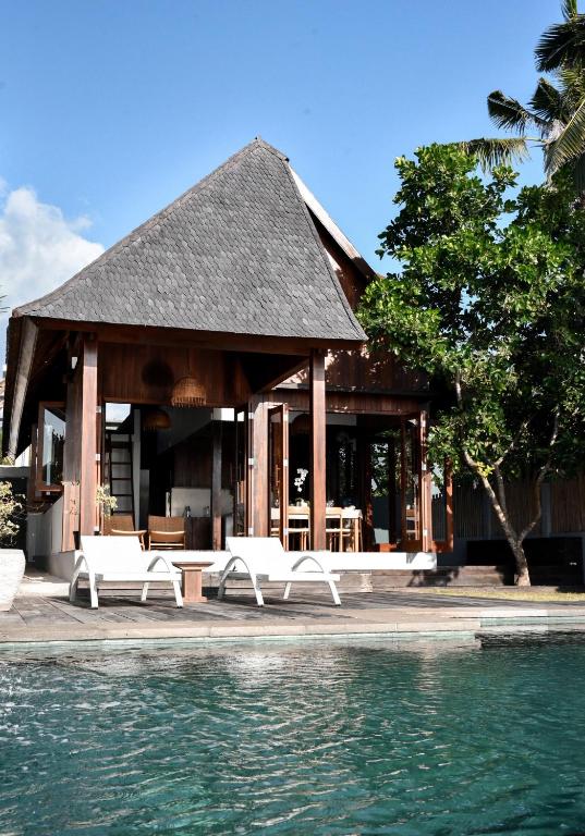 蓝梦岛阿斯马拉别墅的一栋楼前有游泳池的房子