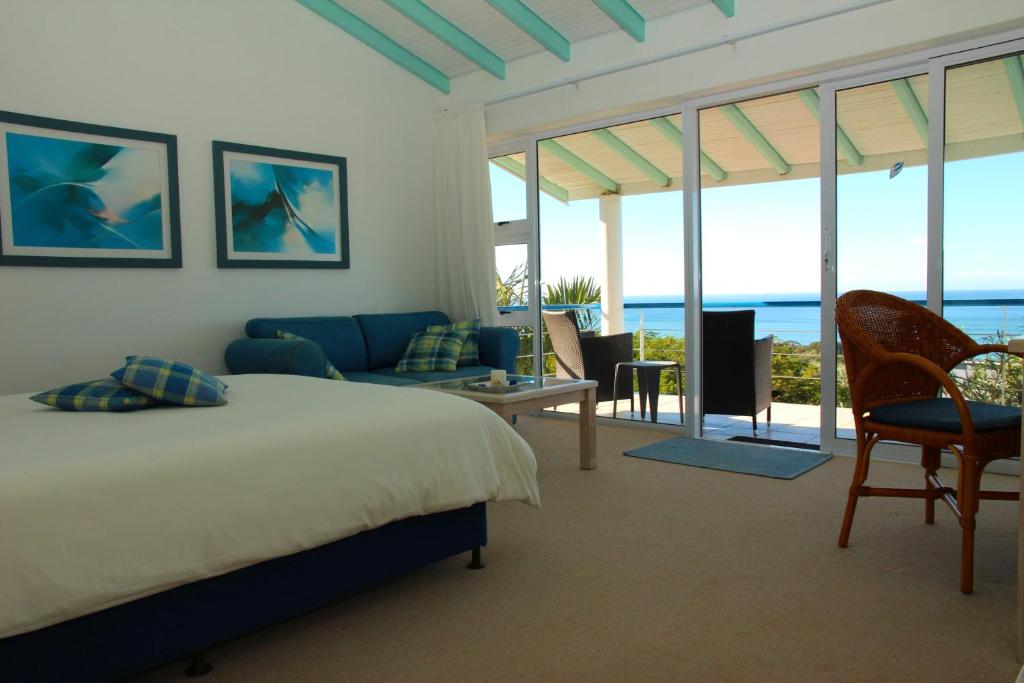 una camera da letto con un letto e vista sull'oceano di Cintsa Lodge a Chintsa