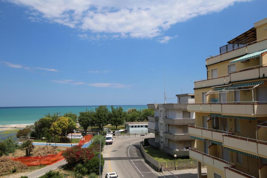 Blick auf ein Gebäude mit Straße und Straße in der Unterkunft Holiday House Alba in Alba Adriatica