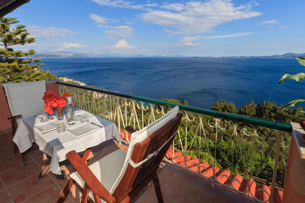 PyrgiにあるVilla Pergola Elliのテーブルと椅子、海の景色を望むバルコニー