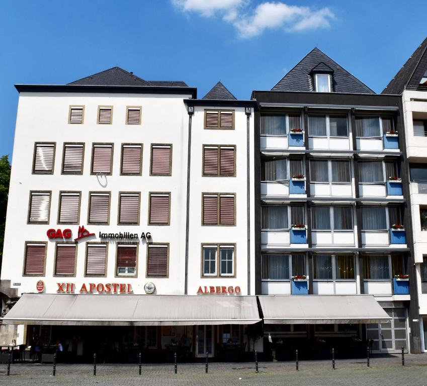 a hotel in the middle of two buildings at XII Apostel Albergo in Cologne