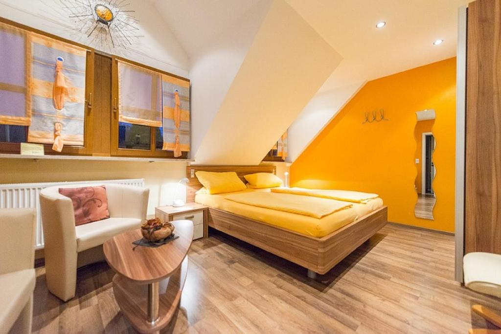 um quarto com uma cama, um sofá e uma mesa em Weingut Karl Braun em Nordheim