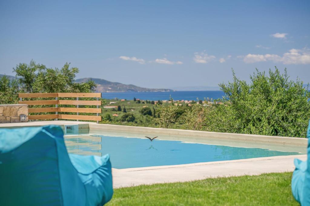 uma piscina com vista para o oceano em Merovigli Villa em Tragaki