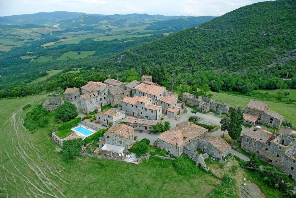 eine Luftansicht eines großen Hauses auf einem Feld in der Unterkunft Farmhouse Tuscany in Montecastelli