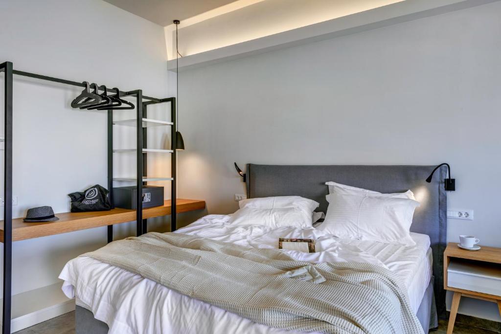 Postel nebo postele na pokoji v ubytování Naves Suites