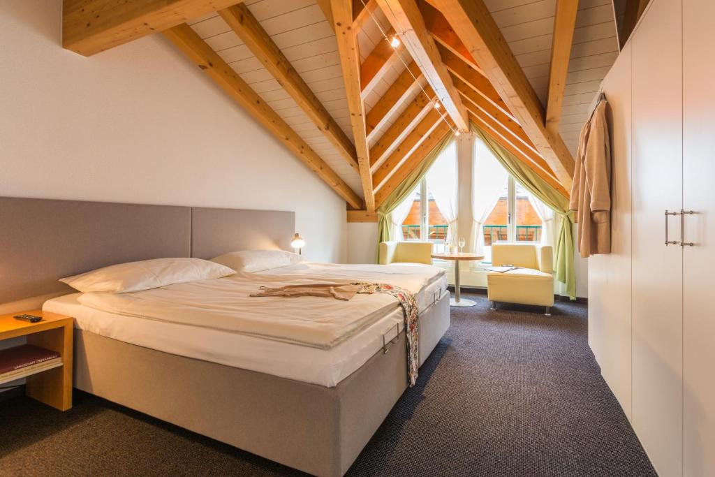 เตียงในห้องที่ Solbadhotel Sigriswil