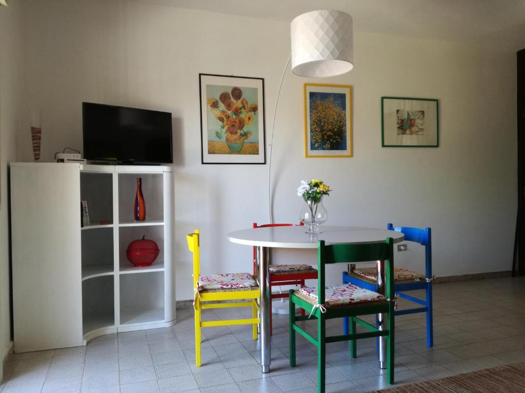 - une salle à manger avec une table et des chaises dans l'établissement Sunset Flat, à Isola delle Femmine