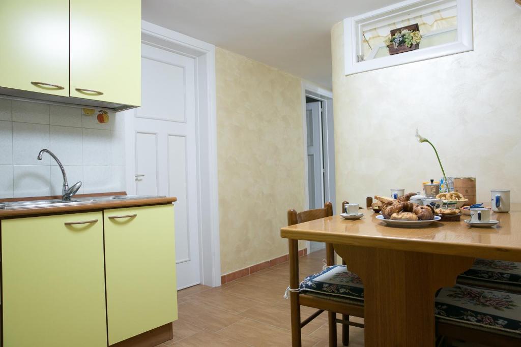 Kuchyň nebo kuchyňský kout v ubytování Baccaversa camere
