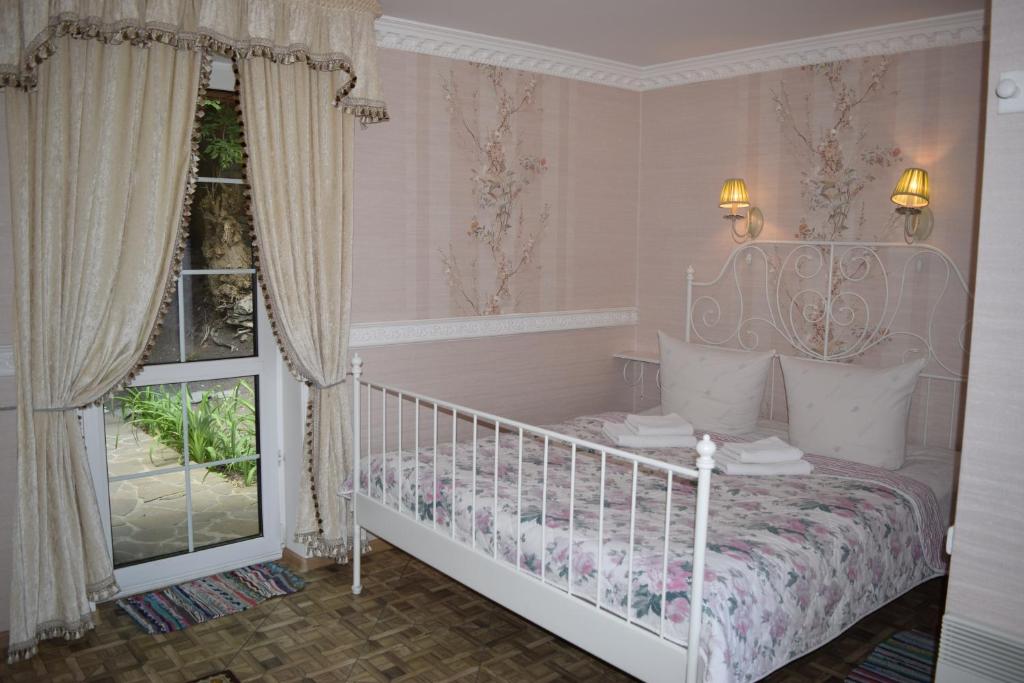 エレツにあるLada Hotelのベッドルーム(白いベッド1台、窓付)