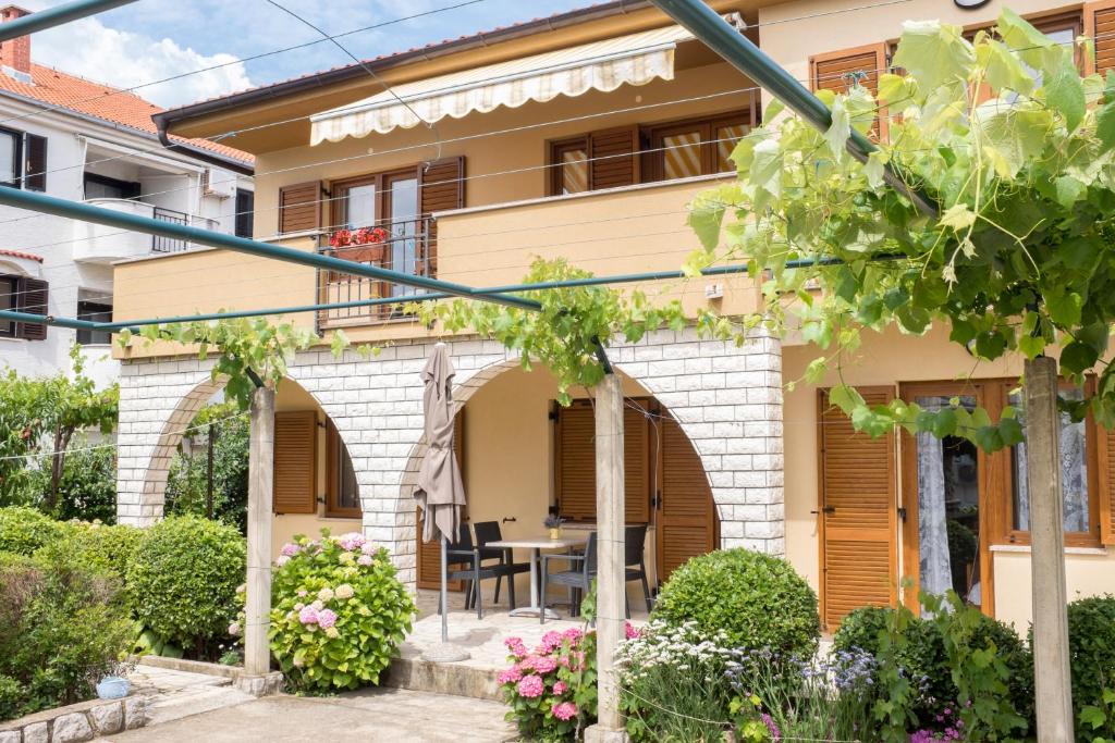 Vonkajšia záhrada v ubytovaní Apartmani Pina
