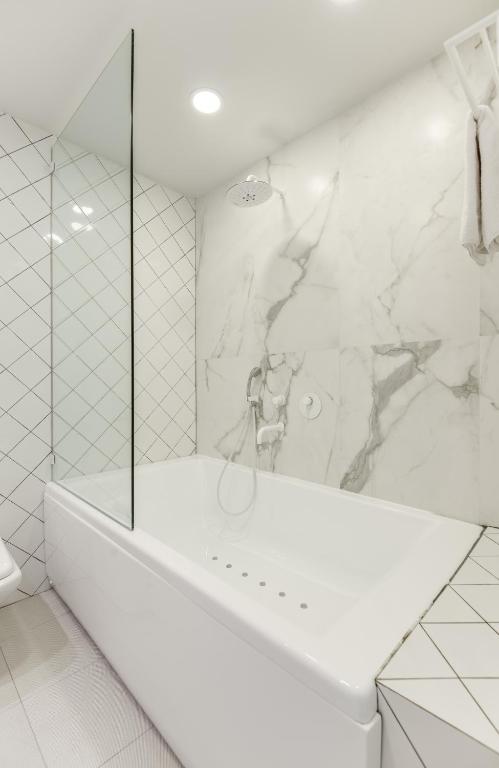 Colors Urban Hotel Thessaloniki - Deluxe Double Room Con Terraza Privada Y Jacuzzi
