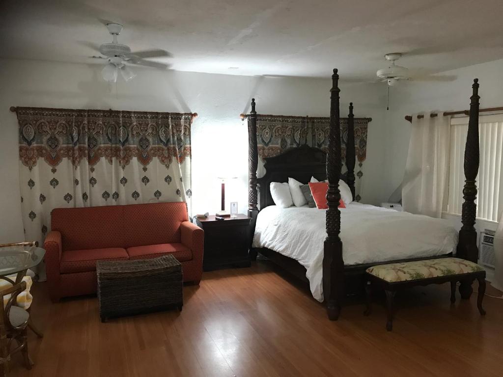 Courtyard Villa Hotel - Queen Room