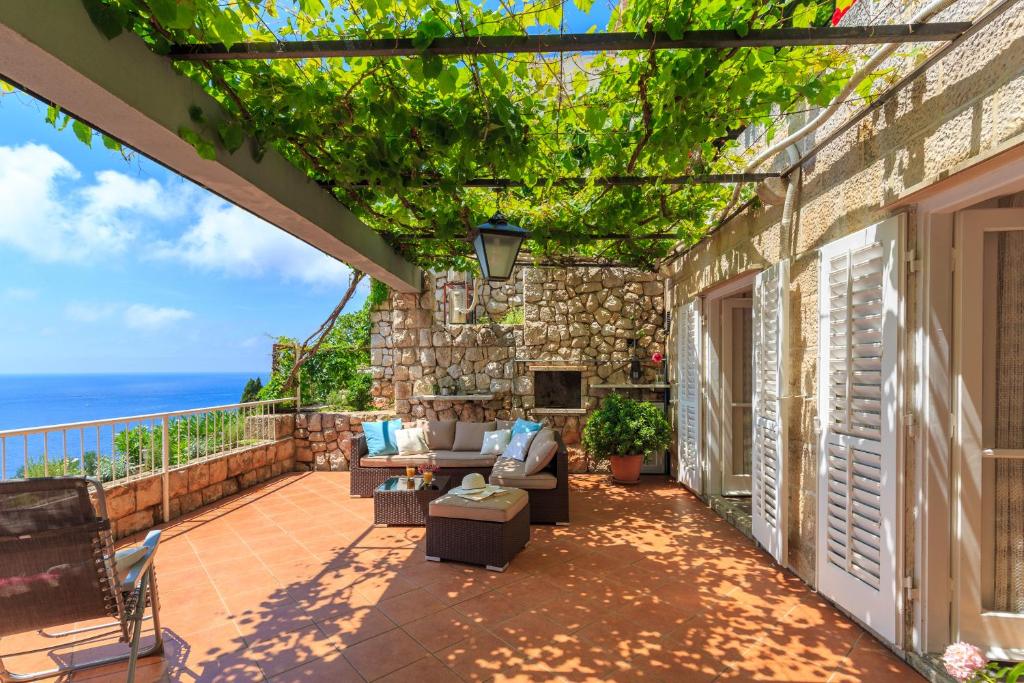 d'une terrasse meublée avec vue sur l'océan. dans l'établissement Apartment Hedera A13, à Dubrovnik
