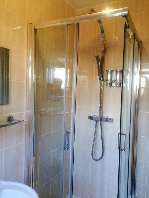 Un baño de simply guesthouse