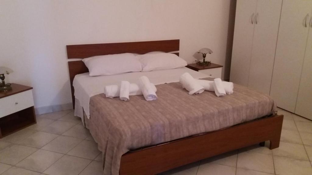 パルティニーコにあるCasa Timpanellaのベッドルーム1室(枕2つ付)