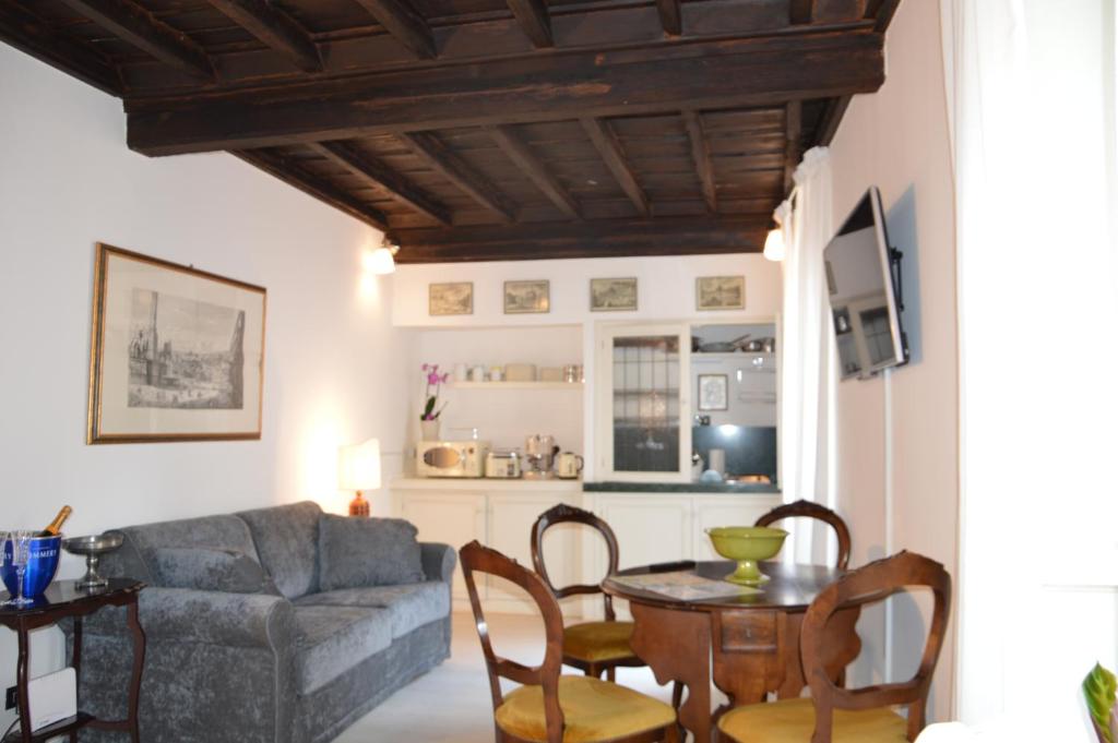 Zdjęcie z galerii obiektu Historic Center - Elegant Apartment with Charming Antiques - Raffaello Inn w Rzymie