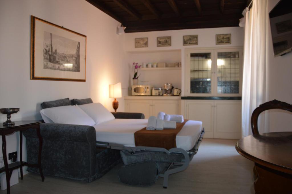 Zdjęcie z galerii obiektu Historic Center - Elegant Apartment with Charming Antiques - Raffaello Inn w Rzymie