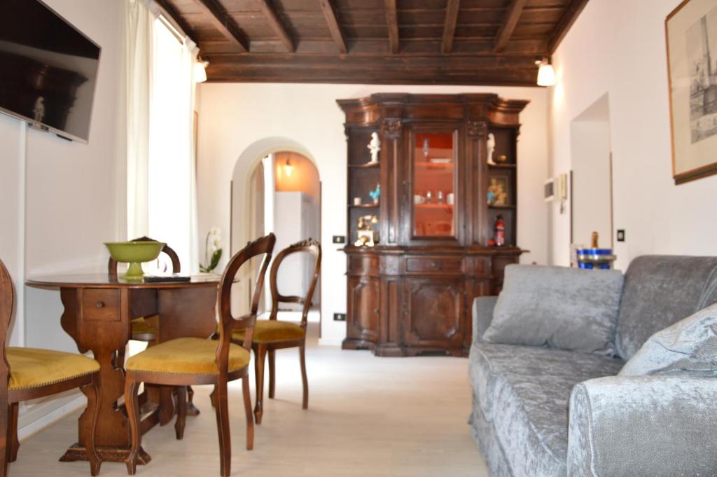 Zdjęcie z galerii obiektu Historic Center - Elegant Apartment with Charming Antiques - Raffaello Inn w Rzymie