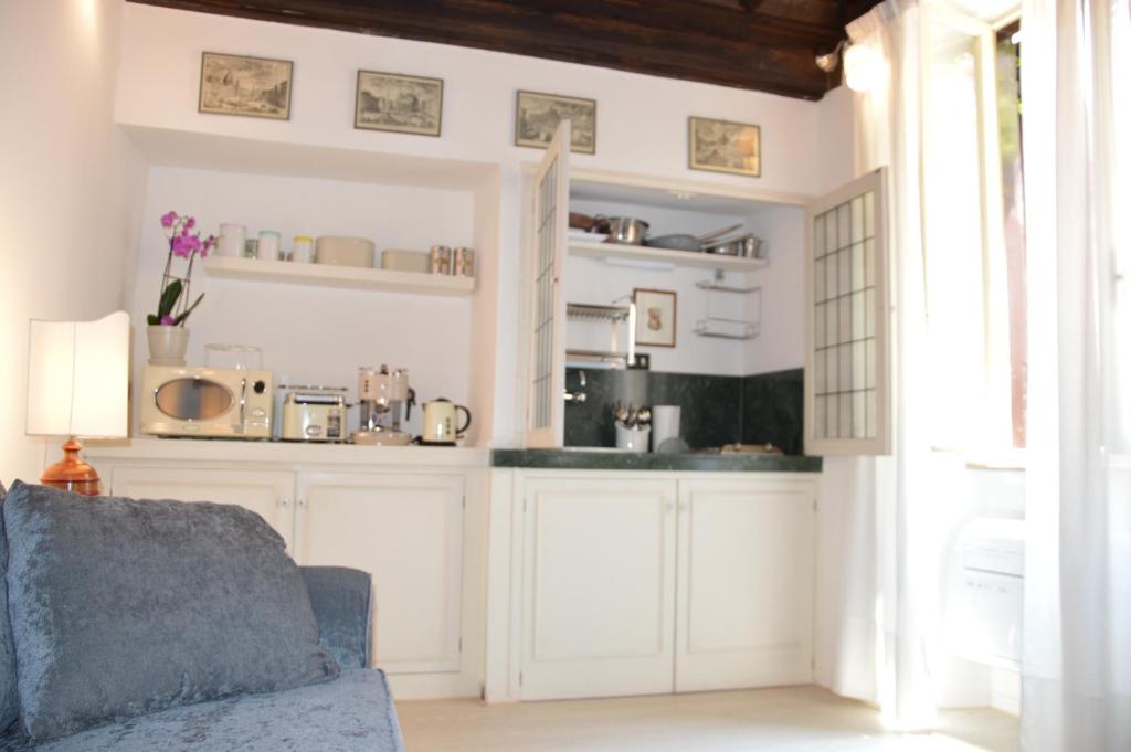 Zdjęcie z galerii obiektu Historic Center - Elegant Apartment with Charming Antiques - Raffaello Inn w Rzymie