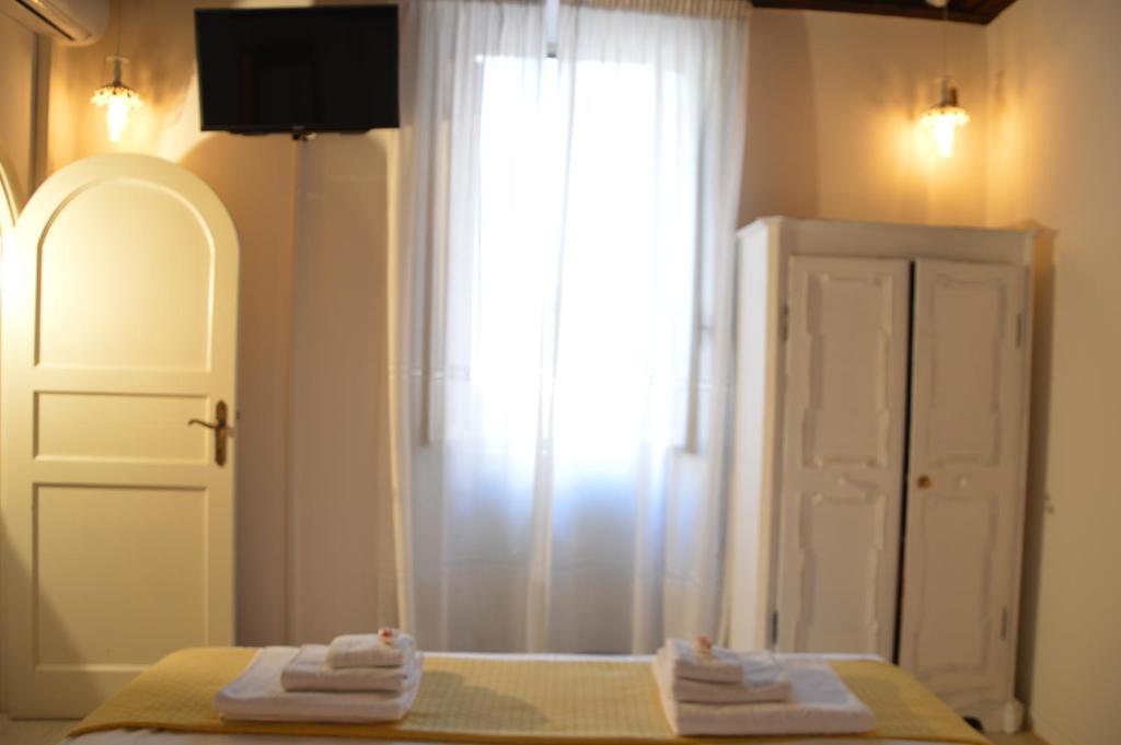 Zdjęcie z galerii obiektu Historic Center - Elegant Apartment with Charming Antiques - Raffaello Inn w Rzymie