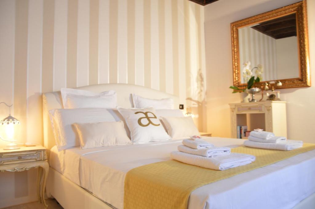 Säng eller sängar i ett rum på Historic Center - Elegant Apartment with Charming Antiques - Raffaello Inn