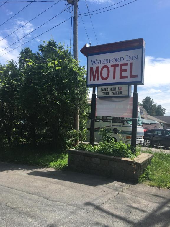 un cartel para un motel de la posada Waterford al lado de la carretera en Waterford Inn en Waterford