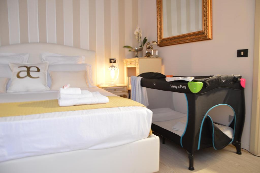 Zdjęcie z galerii obiektu Historic Center - Elegant Apartment with Charming Antiques - Raffaello Inn w Rzymie