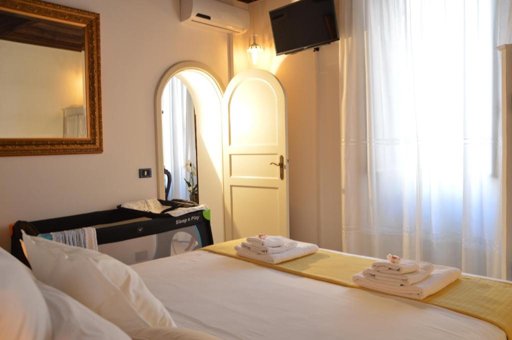 Zdjęcie z galerii obiektu Historic Center - Elegant Apartment with Charming Antiques - Raffaello Inn w Rzymie