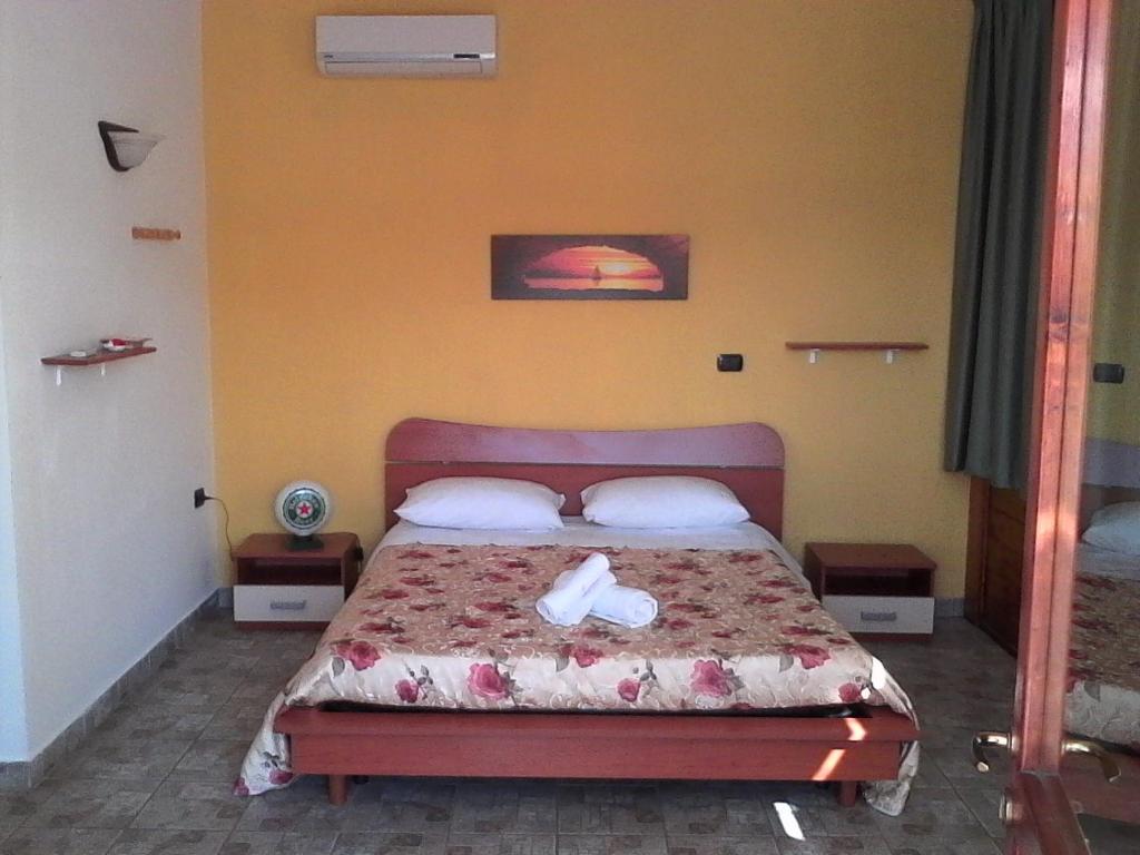 Tempat tidur dalam kamar di Oasi