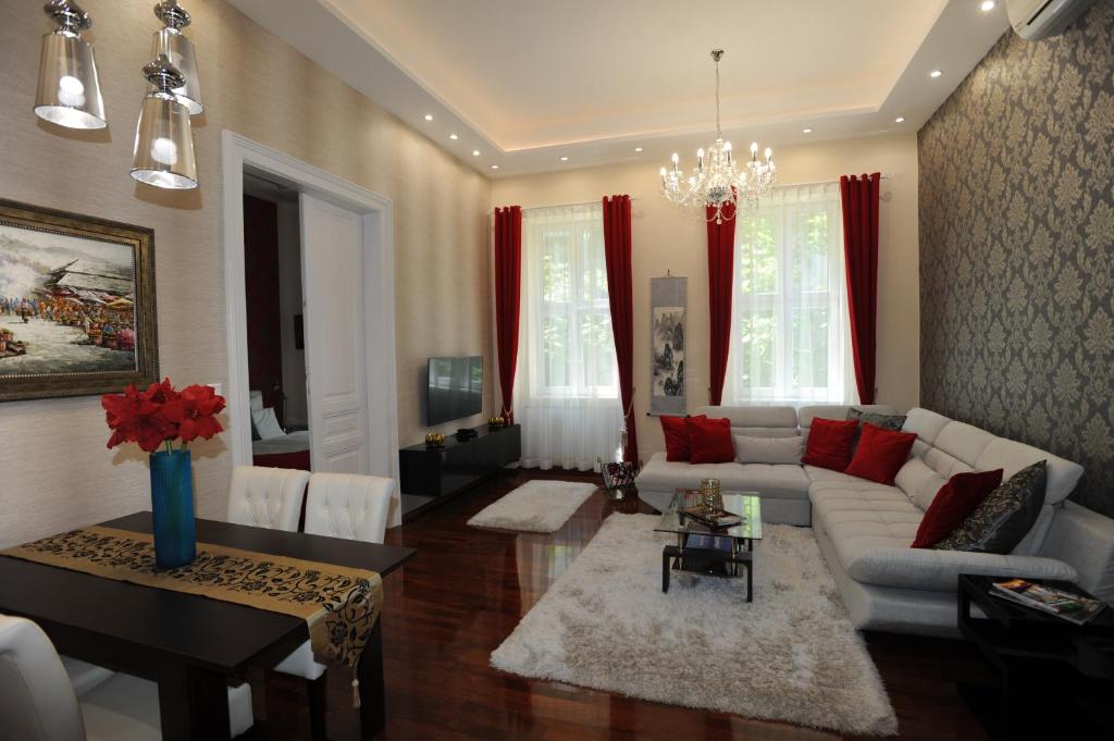 ブダペストにあるPaprika Deluxe Apartmentsのリビングルーム(白いソファ、赤い枕付)