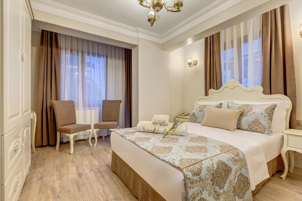 Postel nebo postele na pokoji v ubytování Cunda Özerbey Konağı