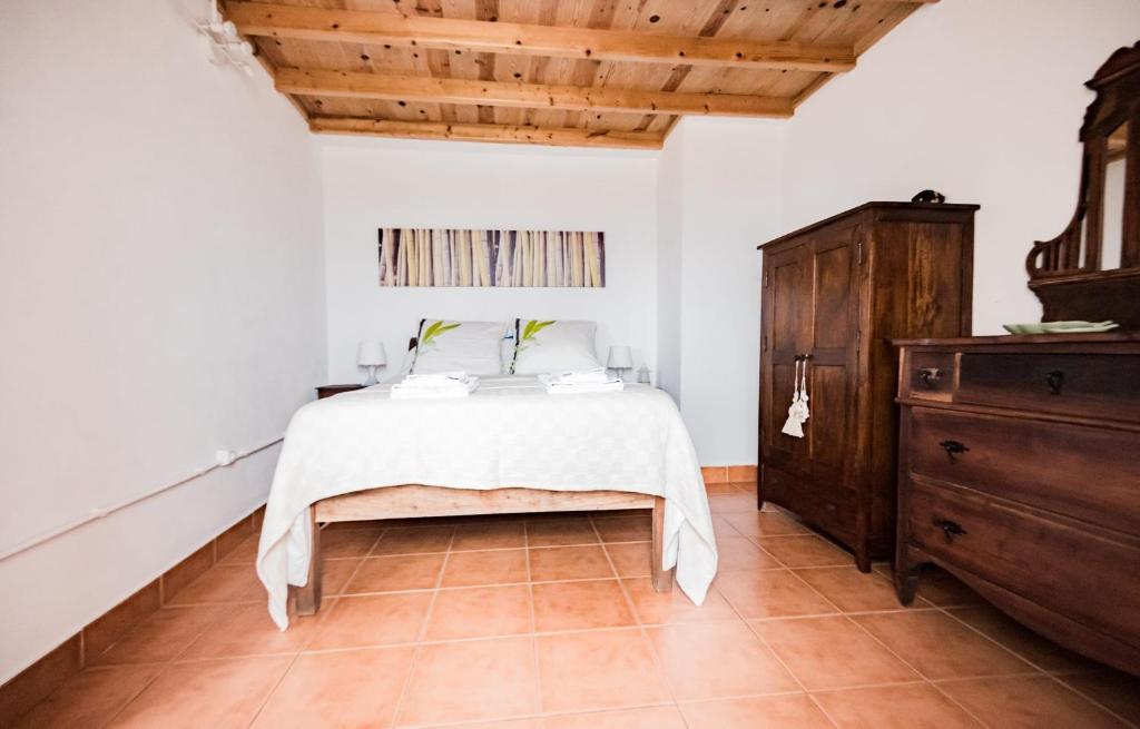 a bedroom with a bed with a wooden ceiling at Casa da Lagoa AL 416 in Fajã da Caldeira de Santo Cristo