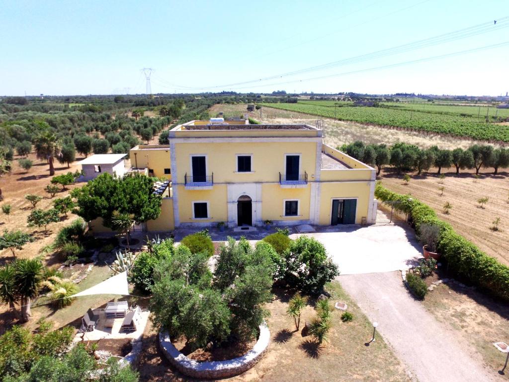 una vista aerea di una casa in un campo di B&B I Tre Ulivi a Salice Salentino