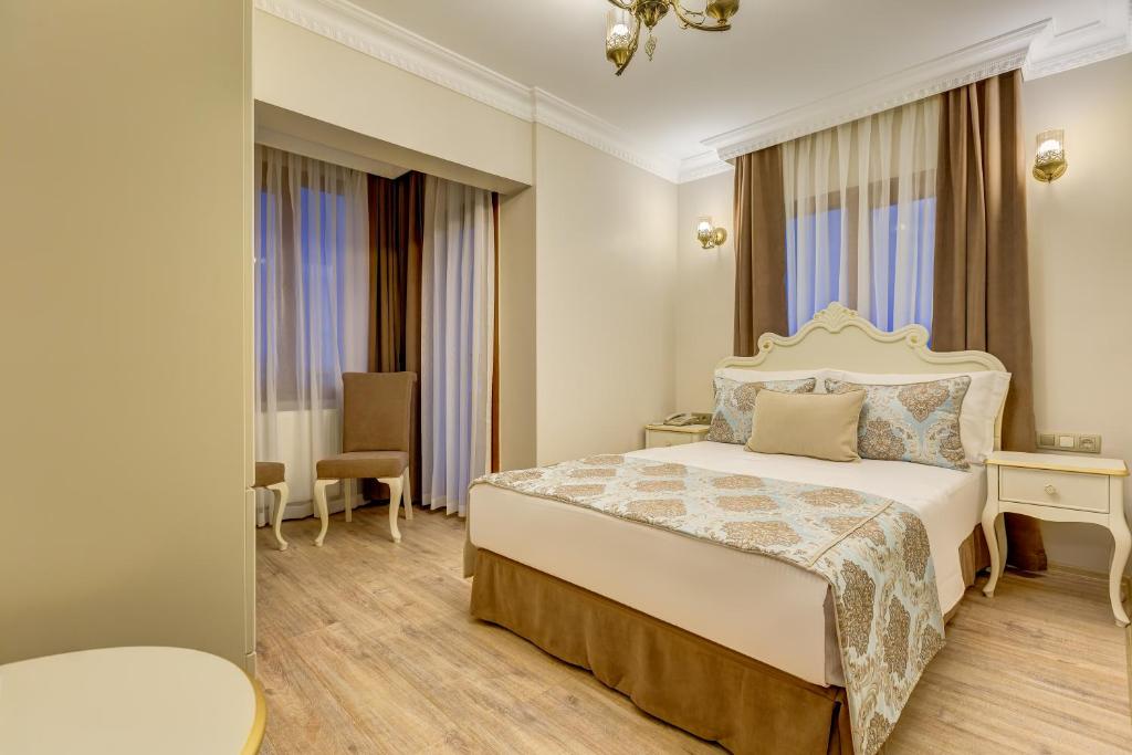 Postel nebo postele na pokoji v ubytování Cunda Özerbey Konağı