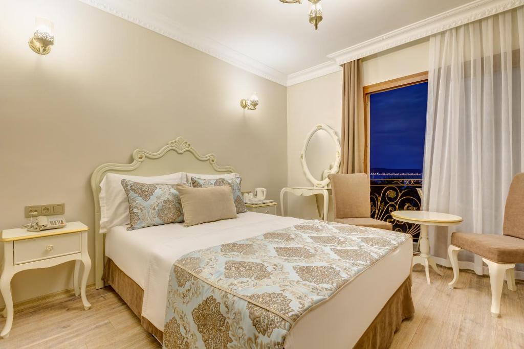 Postel nebo postele na pokoji v ubytování Cunda Özerbey Konağı