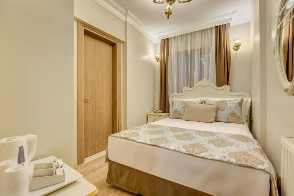 Postel nebo postele na pokoji v ubytování Cunda Özerbey Konağı