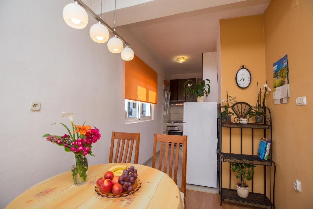 una cocina con una mesa con un bol de fruta. en Apartments & Rooms Tea, en Zadar