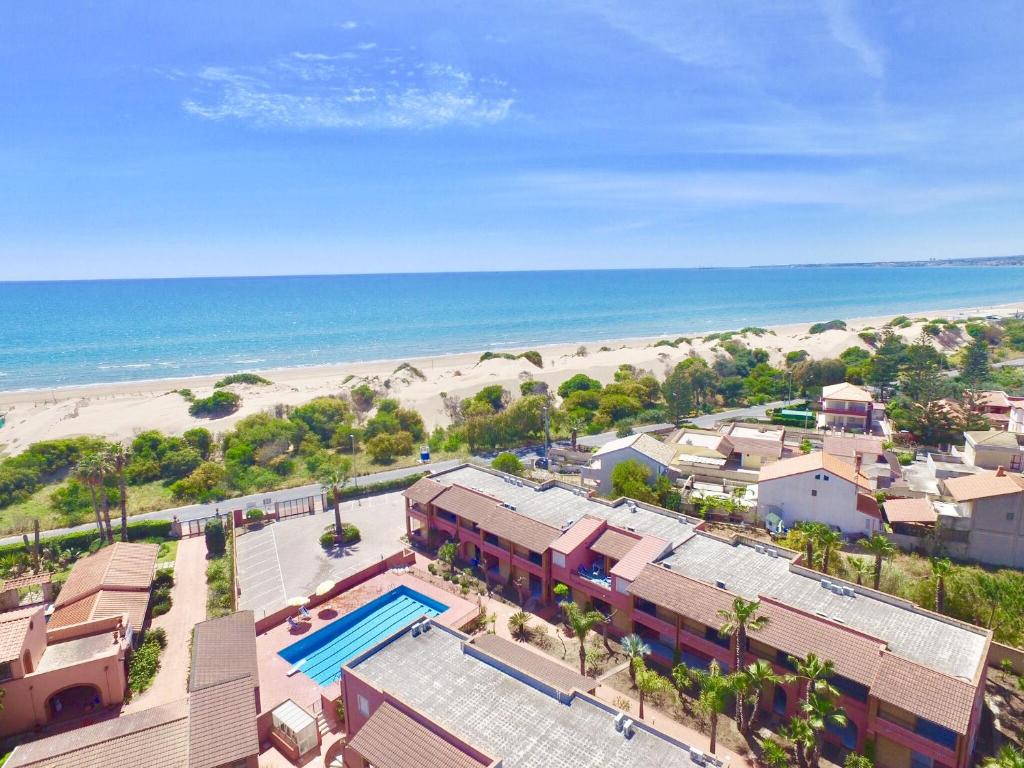 een luchtzicht op een resort en het strand bij Le Dune Residence in Santa Maria Del Focallo