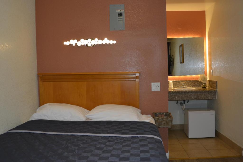 Lincoln Park Motel - Room With Queen Bed