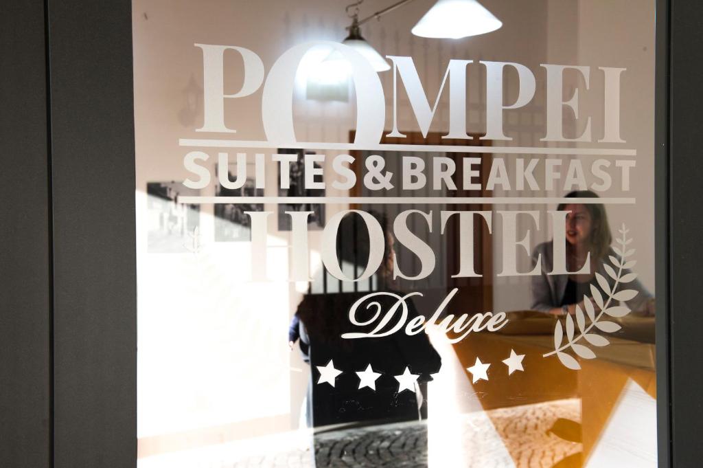 ポンペイにあるB&B Pompei Hostel Deluxeのサーフスイートと朝食用のドライブを読み取るサイン付きの窓