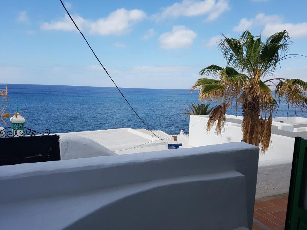 een balkon met uitzicht op de oceaan bij Casa Tito in Puerto del Carmen