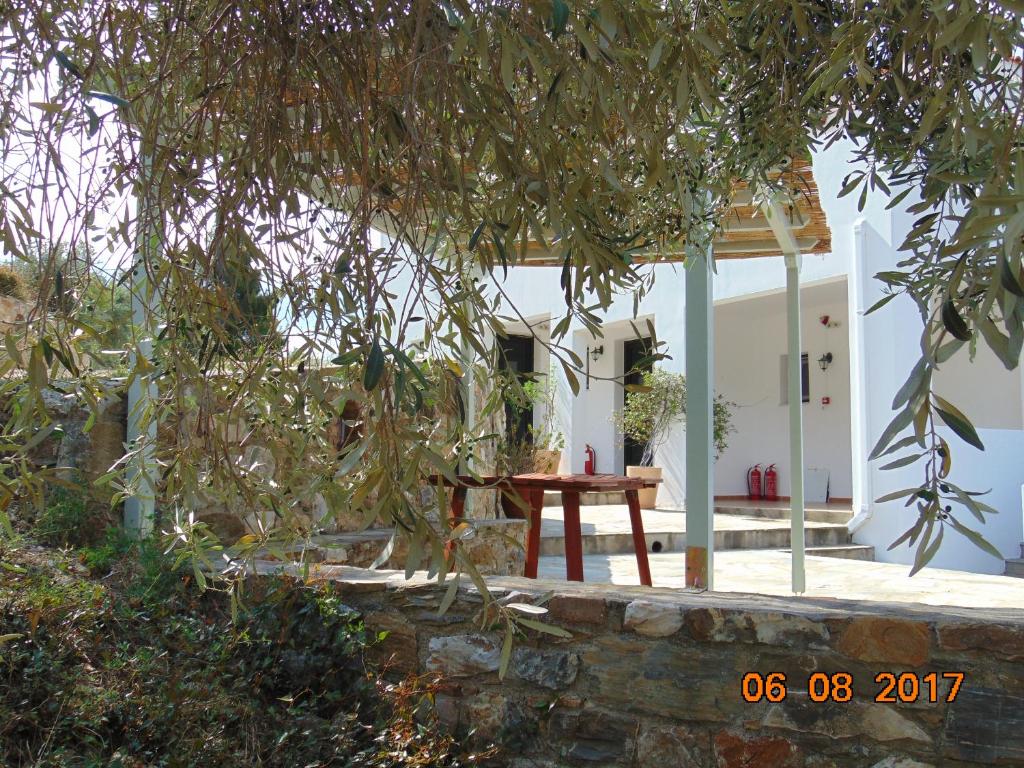 a small table in front of a white house at Kalithea Studios in Stafylos