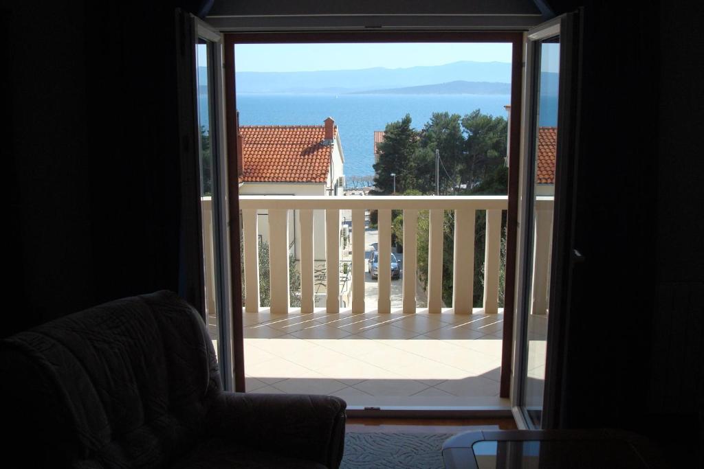 eine Tür zu einem Balkon mit Meerblick in der Unterkunft Villa Mila in Bol