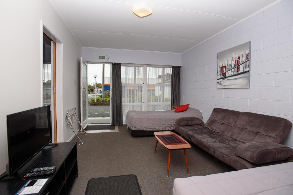 TV a/nebo společenská místnost v ubytování Kauri Lodge Motel