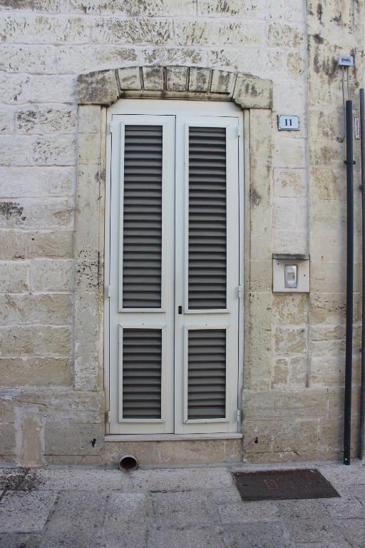 a window with blinds on the side of a building at Casa Assuntina in Acaya